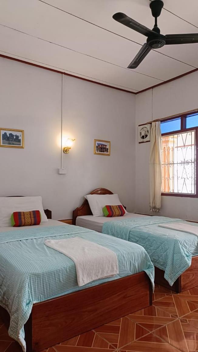 Khamphouy Guesthouse チャンパーサック エクステリア 写真