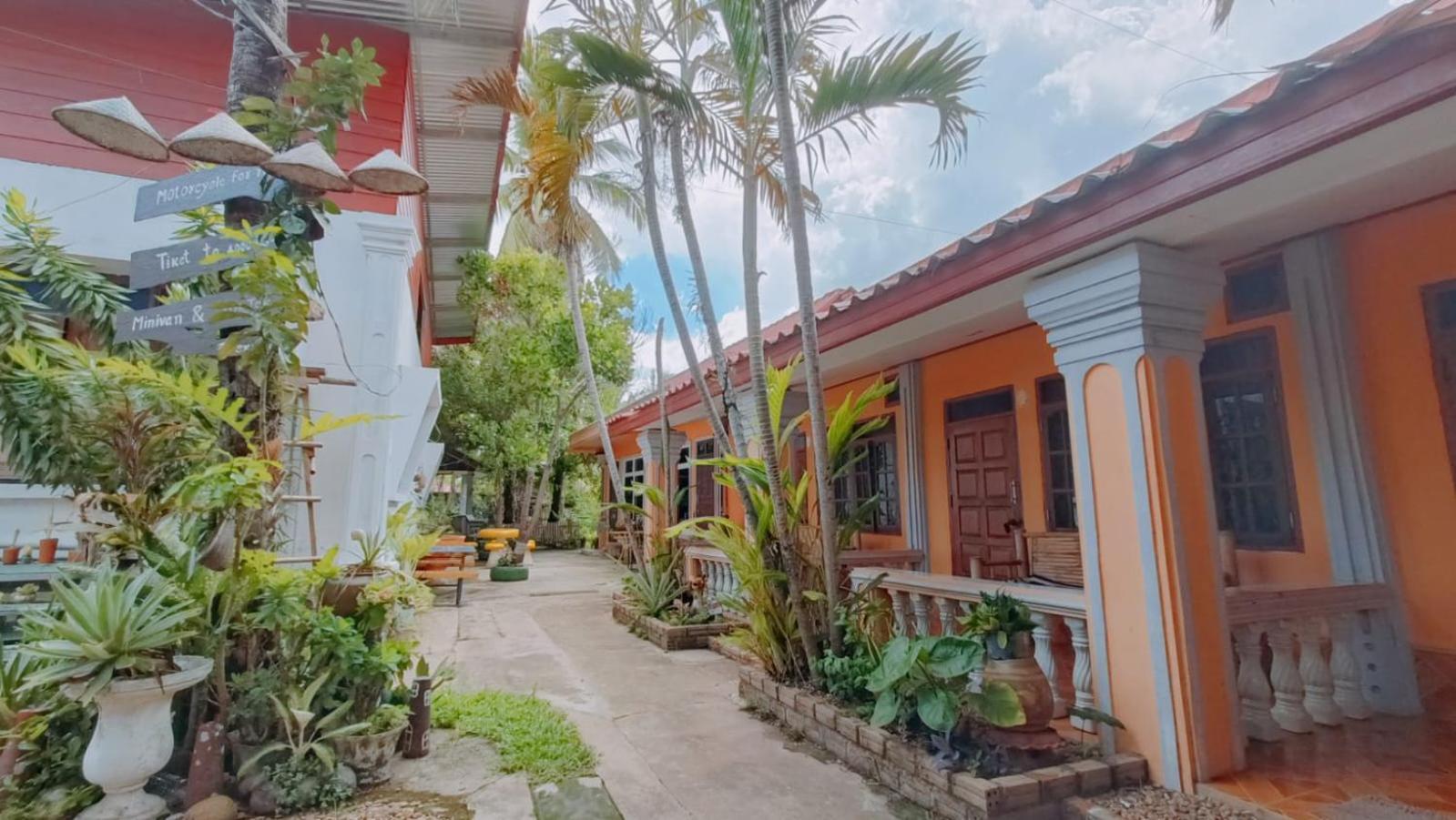 Khamphouy Guesthouse チャンパーサック エクステリア 写真